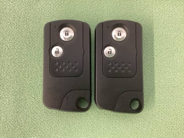 スマートキーを装備しています。鍵を差し込むことなくドアロックの開け閉めができます。スペアキーも同じものを用意しております。