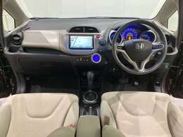 車内は光触媒抗菌消臭施工済です。インパネ周りはスタイリッシュなデザインで機能や装備も充実しています。グローブボックスやカップホルダーのほかにトレーなどたくさんの収納スペースが付いています。