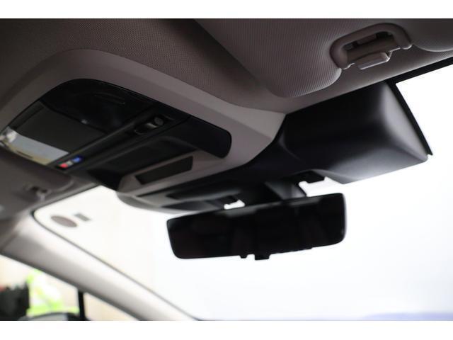 新世代アイサイト搭載、前方の状況を2つのカメラで常に監視します