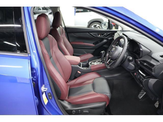 チェリーレッドとブラックの本革シート、スバルらしさをさりげなくアピール