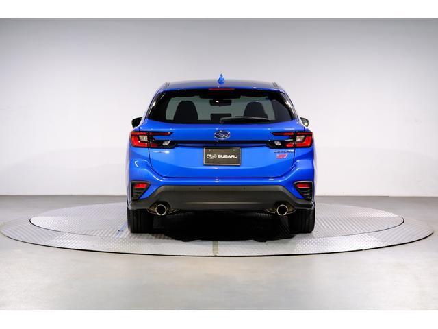 大きな六連 のエンブレムが中央に付いておりますので後ろから見ても一目でスバル車だと判ります