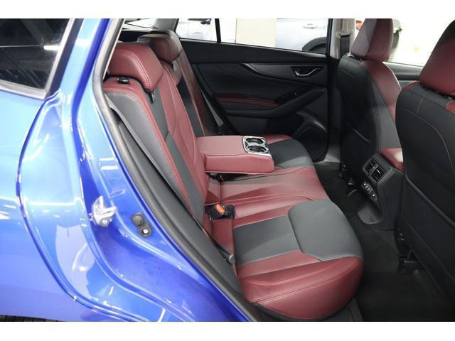 後席も足元ゆったりの広々スペースです