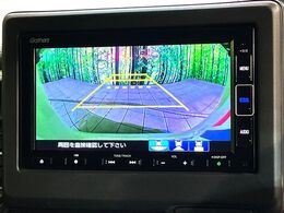 【バックカメラ】駐車時に後方がリアルタイム映像で確認できます。大型商業施設や立体駐車場での駐車時や、夜間のバック時に大活躍！運転スキルに関わらず、今や必須となった装備のひとつです！