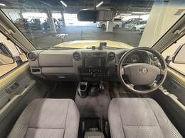 見通しの良いコックピットは普段のドライブに最適。運転しやすいお車となります。