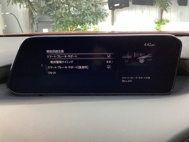【スマートブレーキサポート（SBC）】約15km/h以上で走行中カメラと遠くまで検知できるミリ波レーダーで先行車を捕捉。衝突の危険があると判断すると音と表示で警告、さらにはブレーキを制御し衝突の回避をサポ