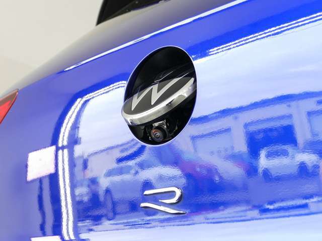 バックカメラ始動時にはVWのエンブレムが動いてカメラがボディの中心位置で映し出します。