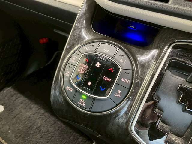 【デュアルオートエアコン】運転席と助手席のエアコン温度を別々で変えられるので助手席に乗る方への配慮ができて便利ですね♪
