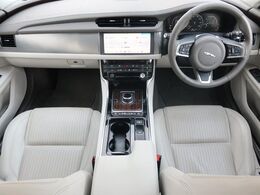 JAGUARの『XFスポーツブレイク』を認定中古車でご紹介！アダプティブクルーズ、衝突軽減、レーンキープアシスト、ブラインドスポットモニター、MERIDIAN、パワーテールゲート、キーレス