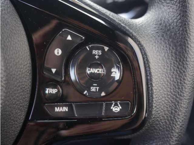 【アダプティブクルーズコントロール】予め設定した車速内でクルマが自動的に加減速。前走車との適切な車間距離を維持しながら追従走行します。【LKAS】車線維持支援システムでステアリング操作を支援。