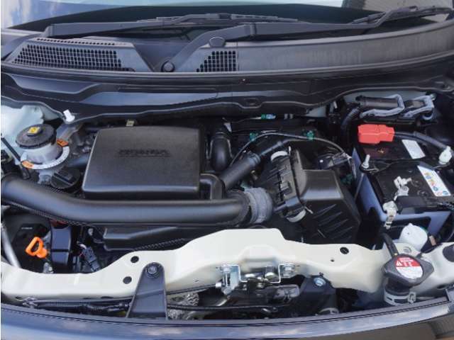 エンジンは車の心臓部分です。このエンジンルームが汚いとトラブルの基になります。当店は専用の液剤を使って徹底的に綺麗にします。