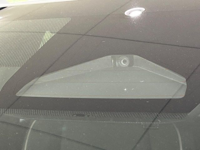 【トヨタセーフティセンス】走行中に前方の車両等を認識し、衝突しそうな時は警報とブレーキで衝突回避と被害軽減をアシスト。より安全にドライブをお楽しみいただけます。