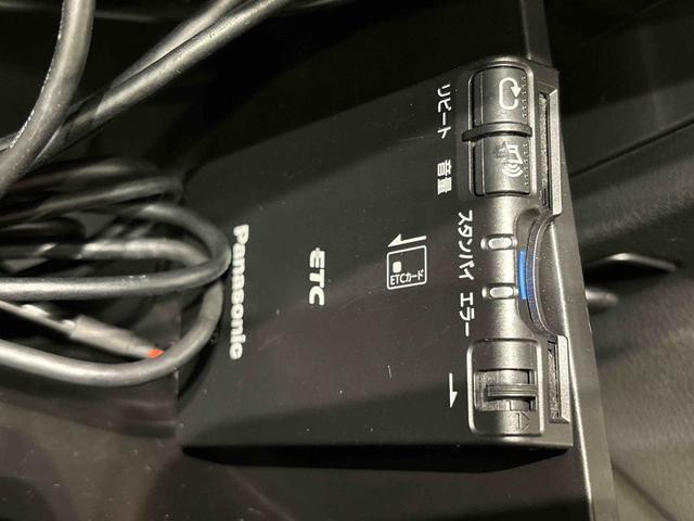 ETCカードを挿入することで高速道路を利用する際の支払いがキャッシュレスになったり、ETCスマートインターチェンジが利用できたり、とても便利なアイテムです！保証は修理保証のみとなります。