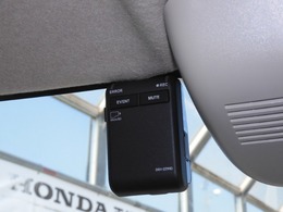 ◆ドライブレコーダー◆映像・音声などを記録する自動車用の装置です。　もしもの事故の際の記録はもちろん、旅行の際の思い出としてドライブの映像を楽しむことができます。