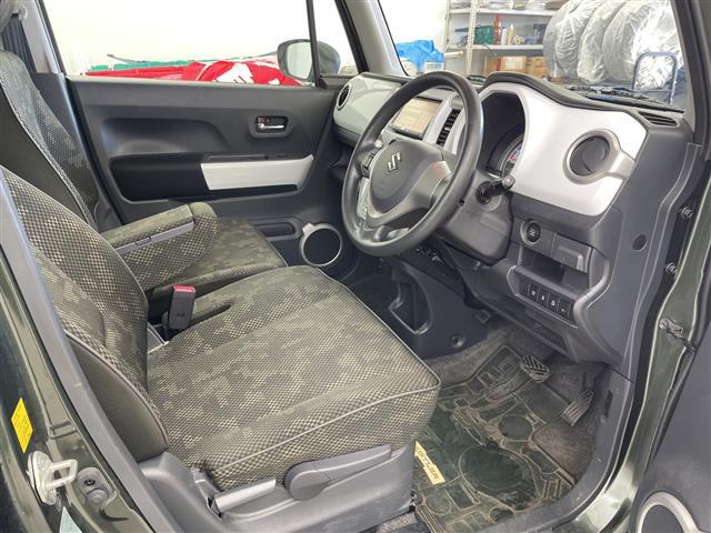 【運転席】座り心地が良いシートなので長時間の運転でも快適にお過ごしいただけます。新品のフロアマットのご注文も可能です。掲載箇所以外にご希望の写真がございましたらお気軽にお問い合わせ下さい。