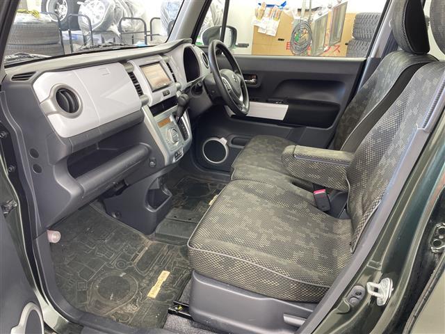 【助手席】きれいな助手席なので家族や友だちに乗ってもらっても安心です！新品のフロアマットのご注文も可能です。掲載箇所以外にご希望の写真がございましたらお気軽にお問い合わせ下さい。