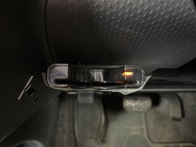 【ETC】有料道路を利用する際に料金所で停止することなく通過できる、ETC車載器（ノンストップ自動料金収受システム機器）が装備されています。セットアップを行うことで利用可能になります。