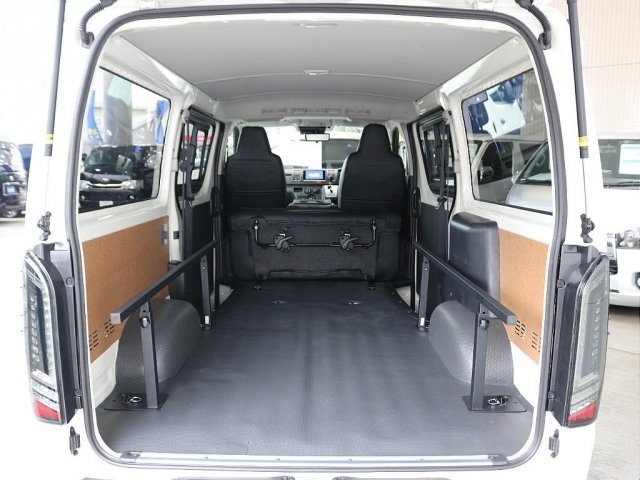 ハイエースならではの広々とした荷室になります！