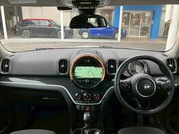 MINIならではのコックピット！！高級感があり、かつシンプルなデザインが飽きがこないとご好評いただいております。スイッチ一つ一つにも「こだわり」とセンスを感じます。