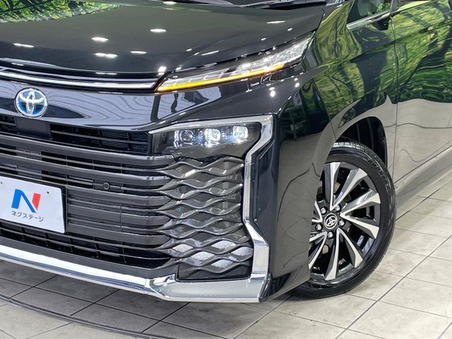 【LEDヘッドライト】悪天候や夜間走行時も良好な視界を確保し安心して運転できる高輝度LEDヘッドライトを装備！点灯速度が早く、消費電力も抑えられています。