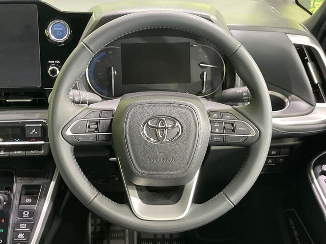 インテリアに合わせたデザインのステアリングは、運転される方のことも考え、運転しやすい形状、大きさです。是非一度、実際に触ってお確かめください。