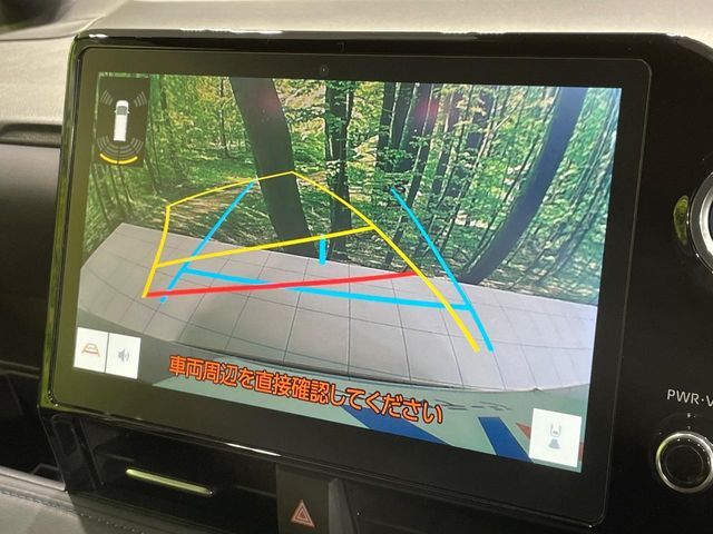 【バックカメラ】駐車時に後方がリアルタイム映像で確認できます。大型商業施設や立体駐車場での駐車時や、夜間のバック時に大活躍！運転スキルに関わらず、今や必須となった装備のひとつです！