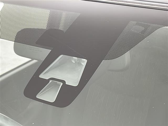 【エマージェンシーブレーキ】前方の車両や歩行者を検知し、衝突による事故回避をサポートします！機能には限界があるためご注意ください。
