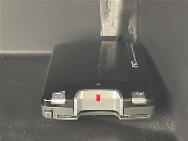 【ETC】有料道路を利用する際に料金所で停止することなく通過できる、ETC車載器（ノンストップ自動料金収受システム機器）が装備されています。セットアップを行うことで利用可能になります。