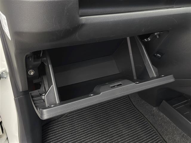 【グローブボックス】車検証ケースや、日頃使う小物類の収納に便利ですね！