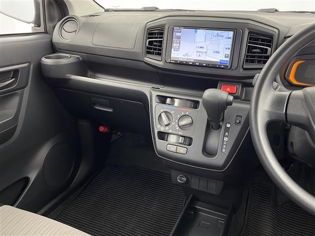 【フロアマット】車内を綺麗に保つのには必須のアイテムです。当店ではフカフカな新品マットも絶賛取り扱い中！ぜひご相談くださいませ。