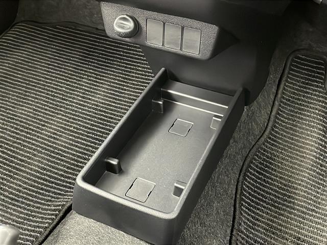 【フロアマット】車内を綺麗に保つのには必須のアイテムです。当店ではフカフカな新品マットも絶賛取り扱い中！ぜひご相談くださいませ。
