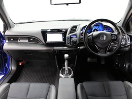 シンプルでスタイリッシュなインパネ周りです！飽きのこないデザインです。