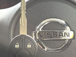 【キーレス】少し離れた場所からでもボタン一つでドアの開錠・施錠ができるのでとっても便利！ドアの鍵穴周りに傷をつけることもありません♪