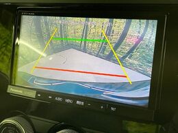 【バックカメラ】駐車時に後方がリアルタイム映像で確認できます。大型商業施設や立体駐車場での駐車時や、夜間のバック時に大活躍！運転スキルに関わらず、今や必須となった装備のひとつです！