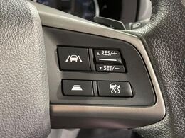 【全車速追従機能付クルーズコントロール】高速道路での長距離走行が楽に！！自動で速度を保つクルーズコントロールが、衝突軽減システムと連携し、前方の車両を感知して車間を保つように速度調節してくれます！！
