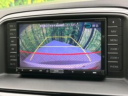 【バックカメラ】駐車時に後方がリアルタイム映像で確認できます。大型商業施設や立体駐車場での駐車時や、夜間のバック時に大活躍！運転スキルに関わらず、今や必須となった装備のひとつです！