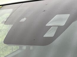 【i-ACTIVESENSE】走行中に前方の車両等を認識し、衝突しそうな時は警報とブレーキで衝突回避と被害軽減をアシスト。より安全にドライブをお楽しみいただけます。