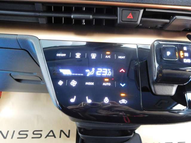オートエアコンで車内はいつも快適　設定温度で風向きや風量を調節してくれます