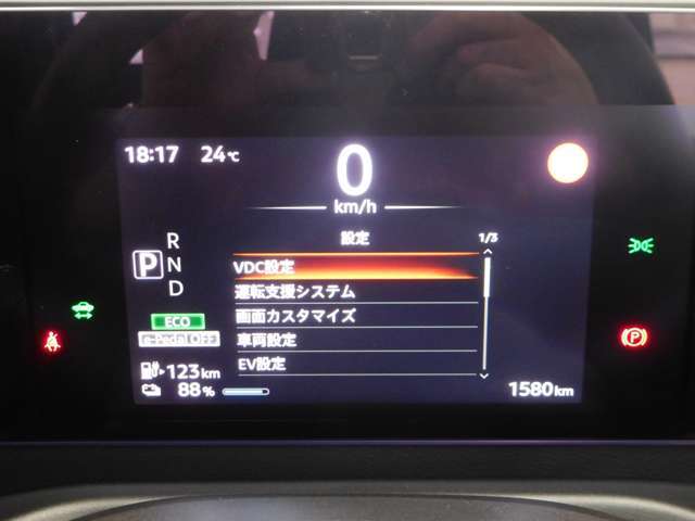 上側に大きく見やすいデジタルスピードメーター中央ディスプレイには運転支援システム等を表示