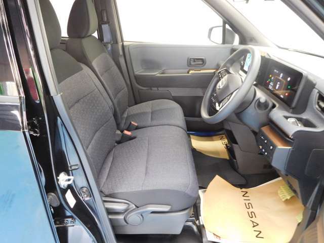 運転席の足元も広く余裕があります　シートリフター付きで小柄な方でも高さ調整が可能です