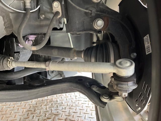 お車を安心してお乗りいただく為には、足回りの定期点検が欠かせません。サービスサポート（有償保証）では無料点検もご提供しており、安心のカーライフをお過ごしいただけるサポート体制が整っています。