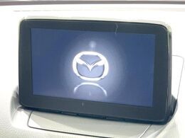 【マツダコネクト】車内の雰囲気にマッチした一体型タイプのディスプレイ。各種車輌設定やBluetooth再生等、様々な機能が楽しめます。専用SDカードのご購入で、ナビ機能も使用出来ます。