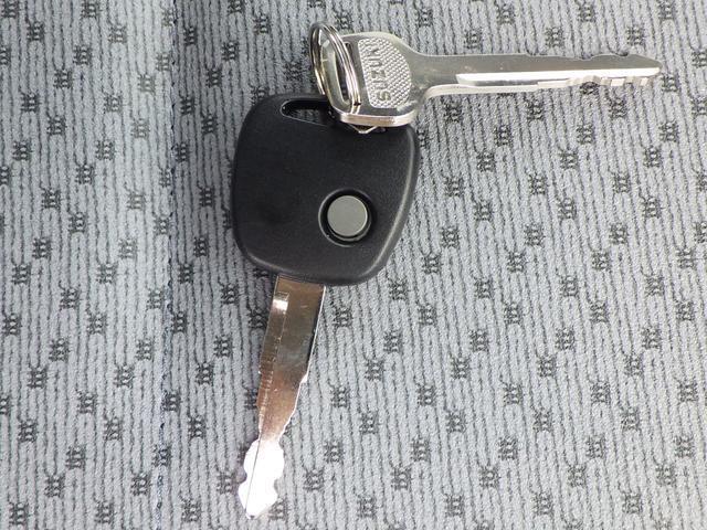 キーのボタンを押して開閉します。セキュリティアラームシステムも作動しますので盗難防止に繋がります。