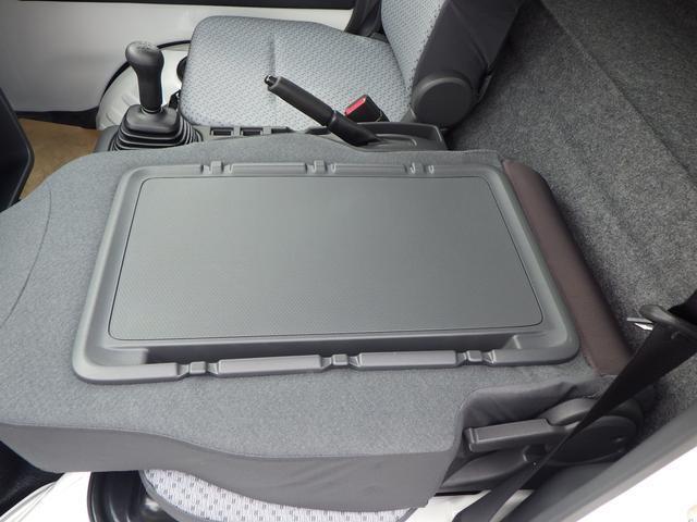 助手席背面はシートバッグテーブルとして便利です。デスク代わりや食事の時のテーブルとしても機能的に使用できます。