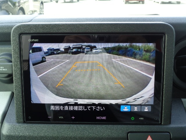 リバース時にはリアカメラにより後方の確認も可能です。