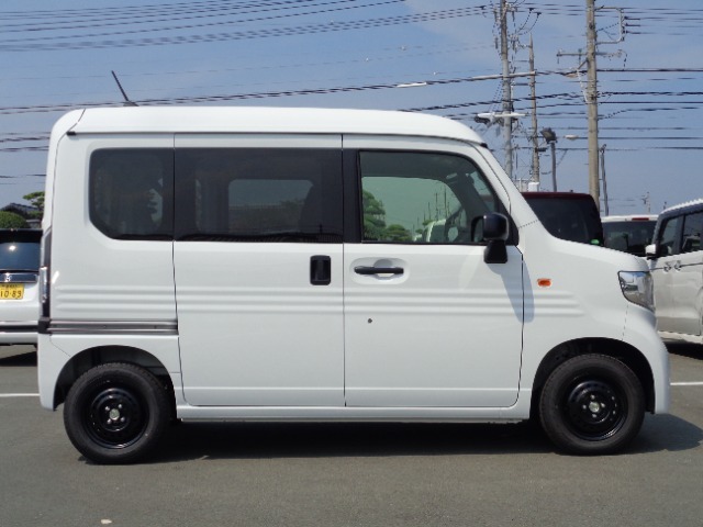狭い駐車場や壁際でもドアをぶつける心配が少なく開けられる両側スライドドアです。