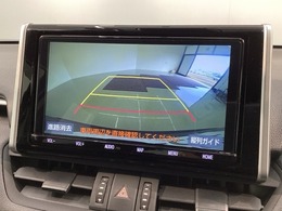 リバースギアに入れるだけで後方の表示へ切り替わります。夜間や雨の日の駐車も楽になりますよ。