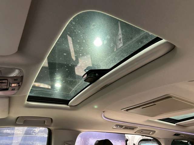 解放感溢れる【サンルーフ】☆車内には爽やかな風や太陽の穏やかな光が差し込みます☆