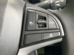 【アダプティブクルーズコントロール】高速道路での長距離走行が楽に！！自動で速度を保つクルーズコントロールが、衝突軽減システムと連携し、前方の車両を感知して車間を保つように速度調節してくれます！！