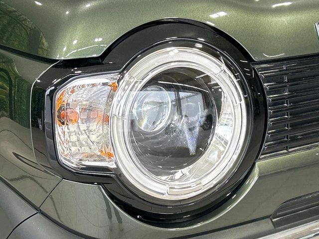 【LEDヘッドライト】悪天候や夜間走行時も良好な視界を確保し安心して運転できる高輝度LEDヘッドライトを装備！点灯速度が早く、消費電力も抑えられています。