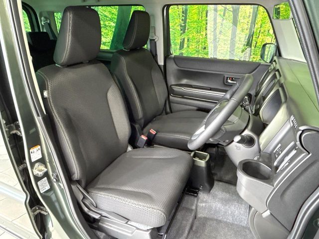 運転席シート廻りは使用感も少なく、良好な状態となっています。丁寧に使われていたことがよくわかりますね。